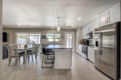 Tempe Remodel w Sparkling Pool and Game Room - image 15