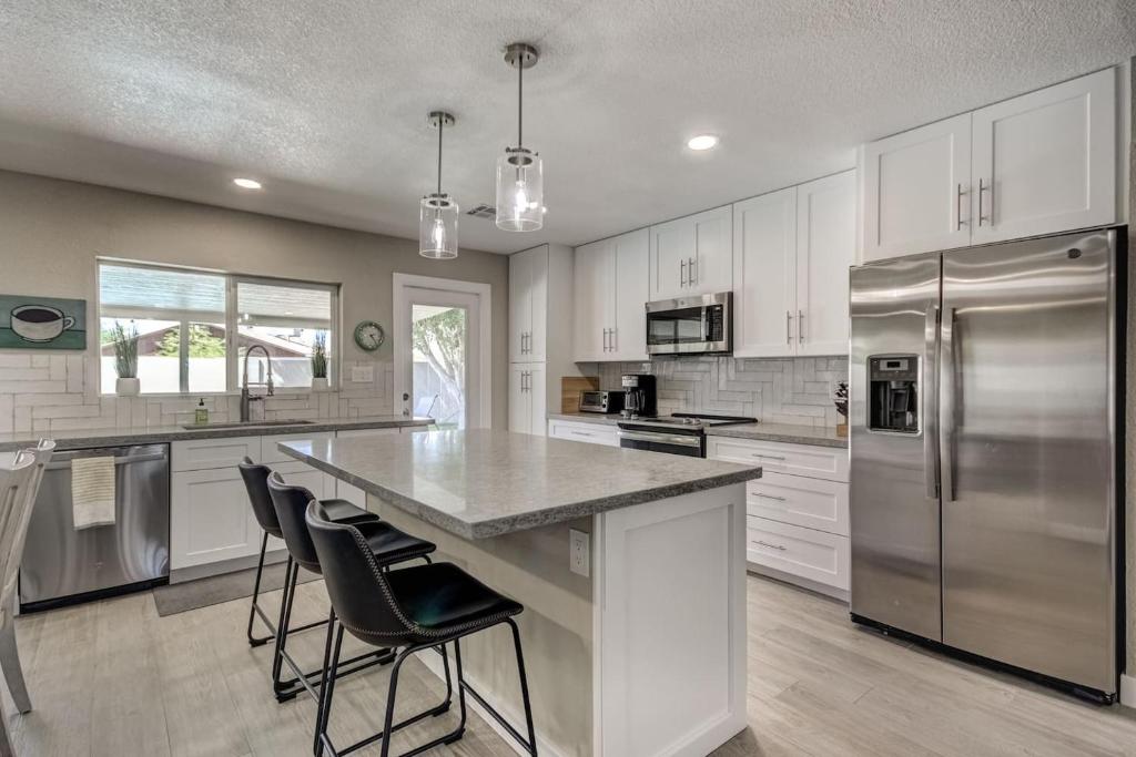 Tempe Remodel w Sparkling Pool and Game Room - image 3