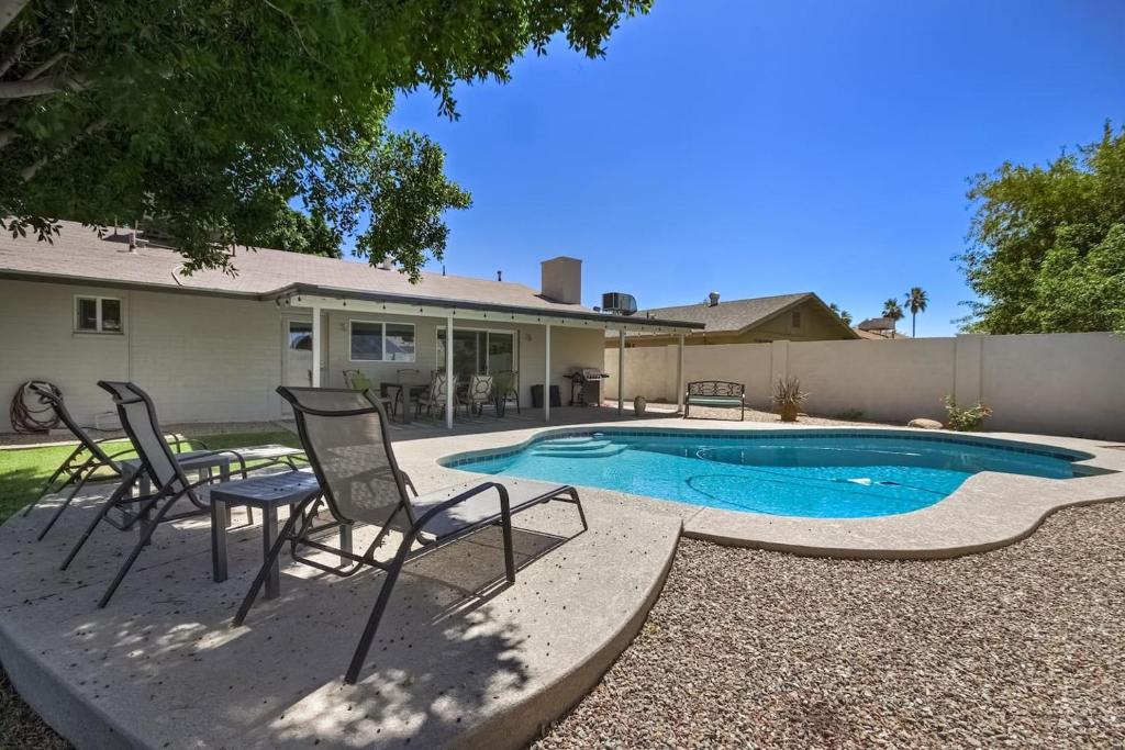 Tempe Remodel w Sparkling Pool and Game Room - image 4