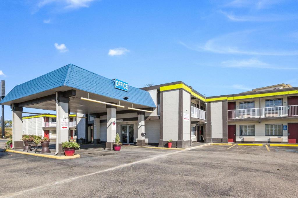 Econo Lodge Inn & Suites - main image