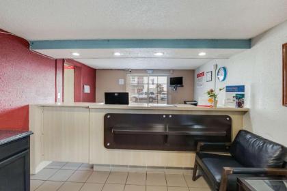 Econo Lodge Inn & Suites - image 10