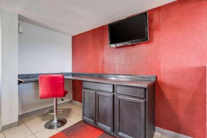 Econo Lodge Inn & Suites - image 9