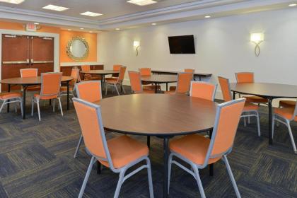 Holiday Inn Express Hotel & Suites Terre Haute an IHG Hotel - image 10