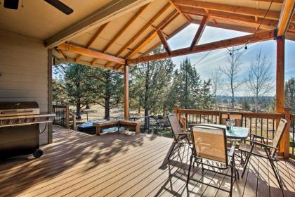 Grand Cabin with Hot tub and Views   3 miles to Hiking terrebonne