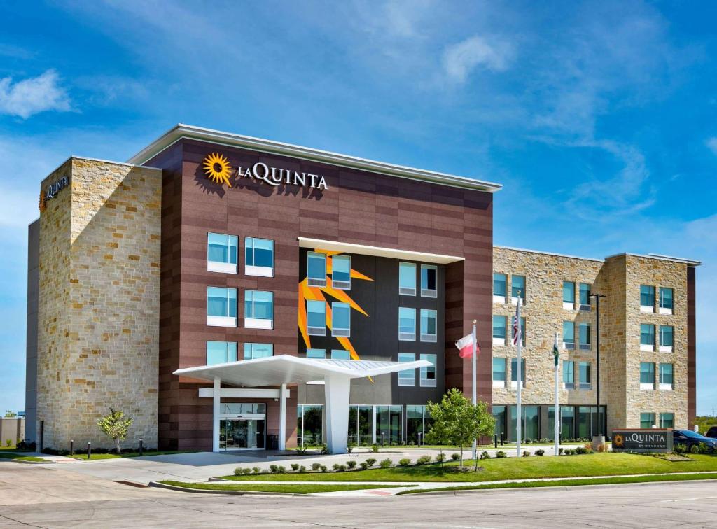 La Quinta Inn & Suites by Wyndham Terrell - main image