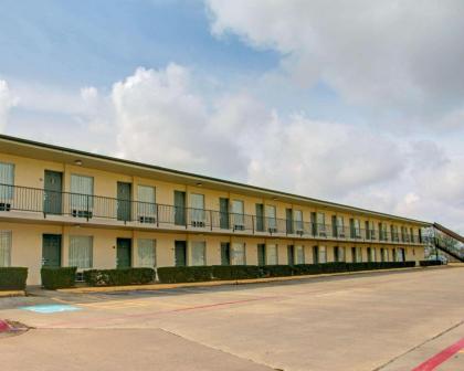 Econo Lodge Texarkana I-30 - image 9