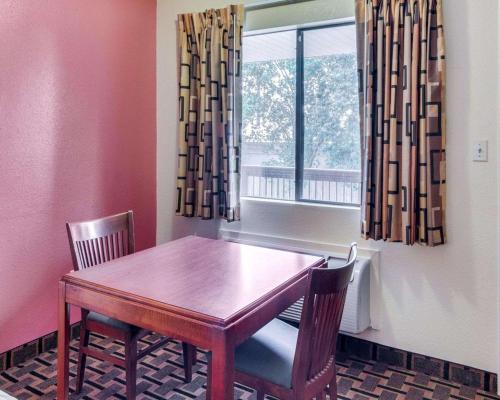 Rodeway Inn & Suites - image 4