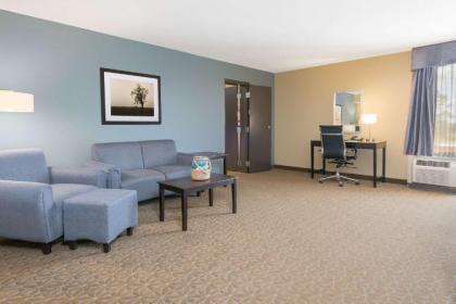 Wyndham Garden Texarkana - image 9