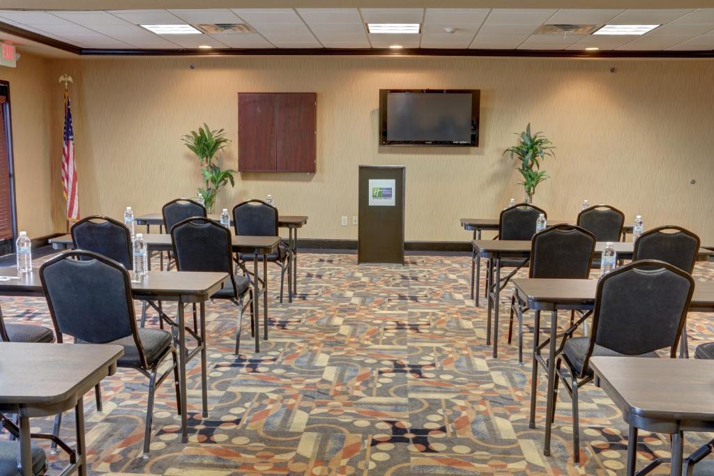 Holiday Inn Express Hotel & Suites Texarkana East an IHG Hotel - image 6