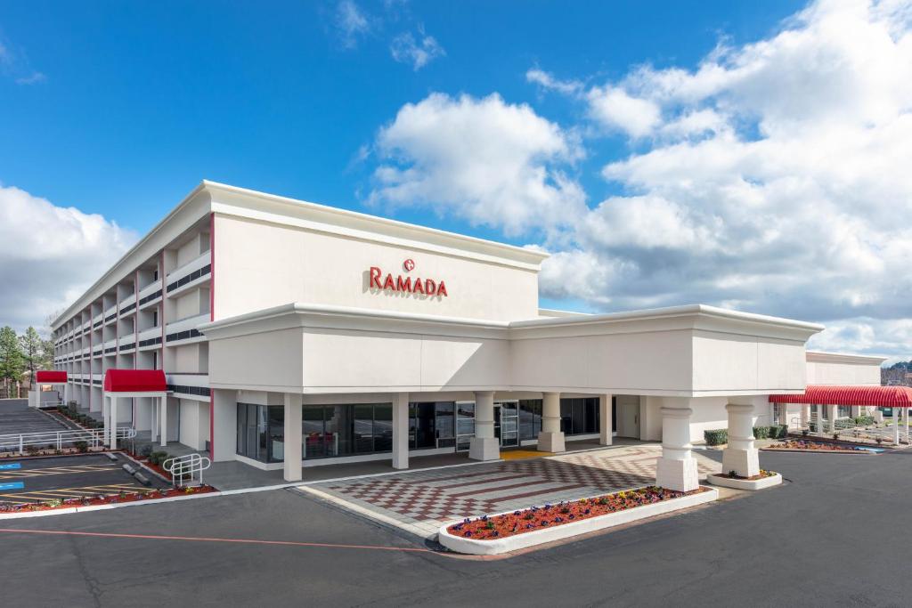 Ramada by Wyndham Texarkana - image 5