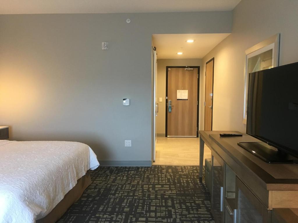 Hampton Inn & Suites Dallas-The Colony - image 6