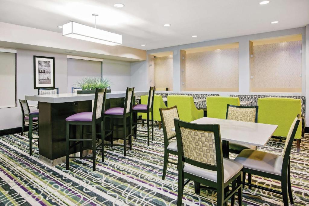 La Quinta by Wyndham Houston North-Spring - image 7