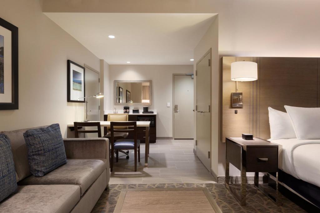 Embassy Suites by Hilton The Woodlands - image 4