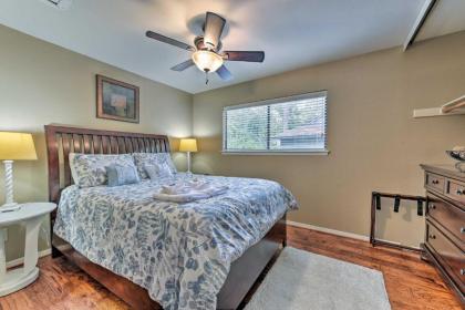 Cozy Woodlands Townhome with Deck Near Market Street - image 13