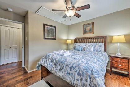 Cozy Woodlands Townhome with Deck Near Market Street - image 14