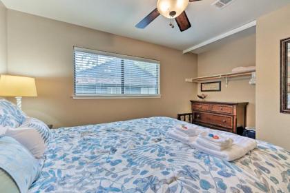 Cozy Woodlands Townhome with Deck Near Market Street - image 15