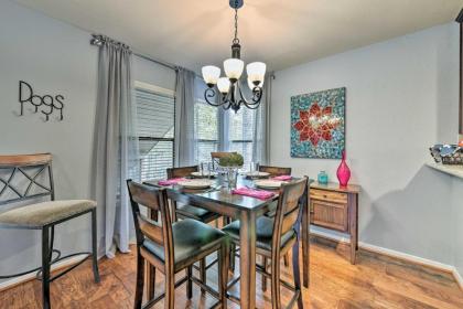 Cozy Woodlands Townhome with Deck Near Market Street - image 2