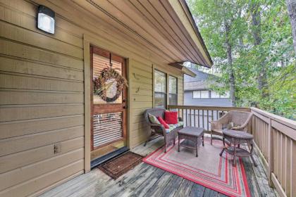 Cozy Woodlands Townhome with Deck Near Market Street - image 3