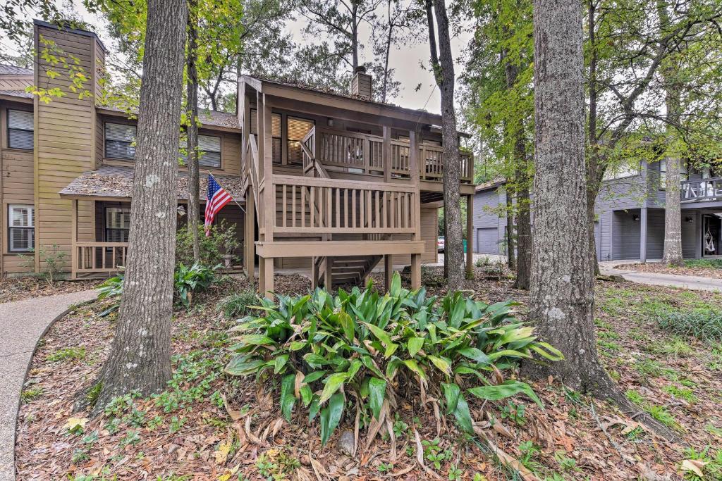 Cozy Woodlands Townhome with Deck Near Market Street - image 4