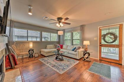 Cozy Woodlands Townhome with Deck Near Market Street - image 5