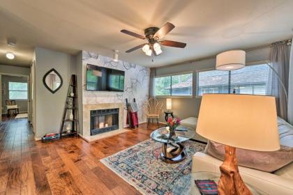 Cozy Woodlands Townhome with Deck Near Market Street - image 6