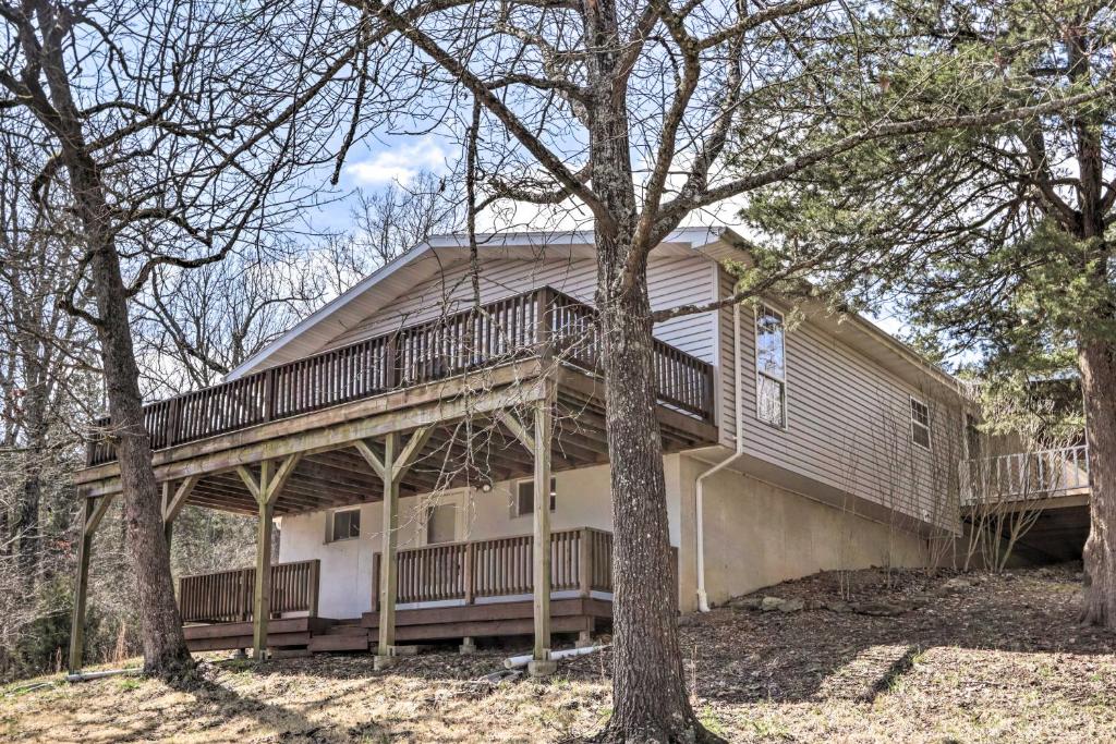 Woodsy Hideaway with Deck Walk to Bull Shoals Lake! - image 5