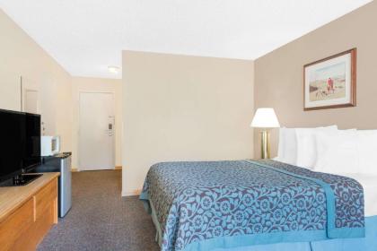 Days Inn by Wyndham Thermopolis - image 11