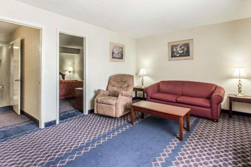 Econo Lodge Thomaston - image 3