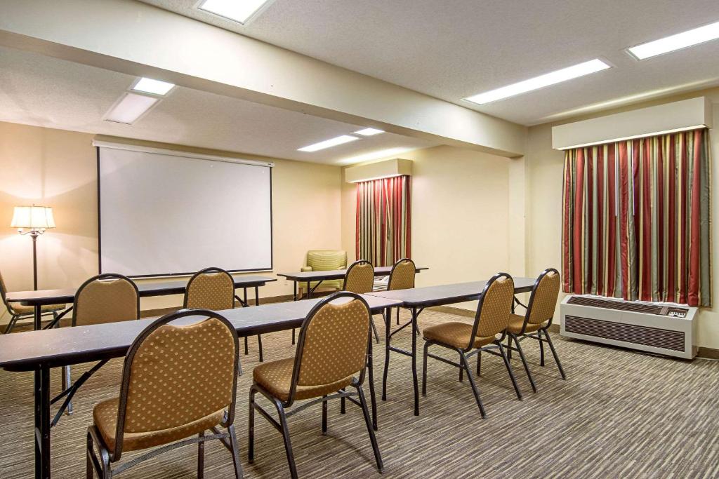 Quality Inn Thomaston - image 3