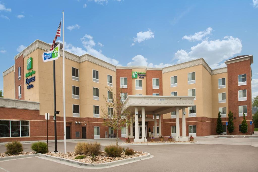 Holiday Inn Express & Suites Denver North - Thornton an IHG Hotel - main image