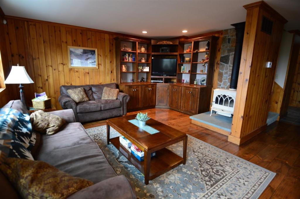 Private Pet Friendly 4 Bedroom Deluxe Vacation Home Close to Waterville Valley Resort! - image 5