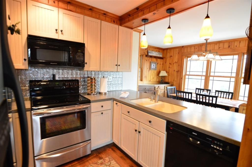 Private Pet Friendly 4 Bedroom Deluxe Vacation Home Close to Waterville Valley Resort! - image 7