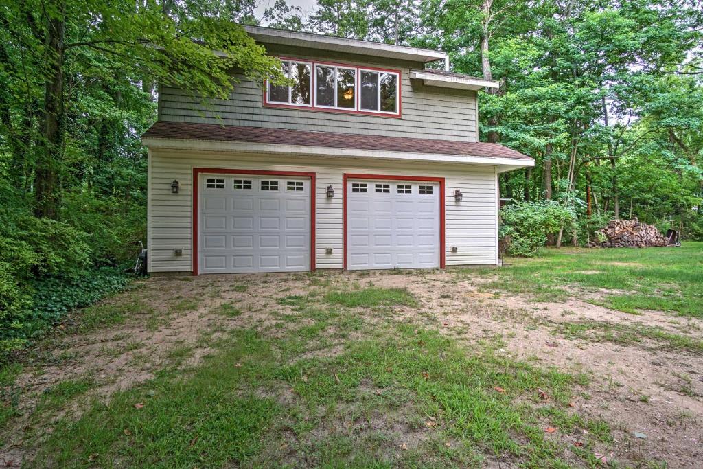 Harbert Cottage and Studio with Porch Half Mile to Beach! - image 4