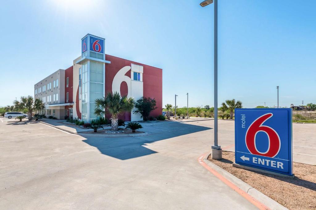 Motel 6-Three Rivers TX - main image