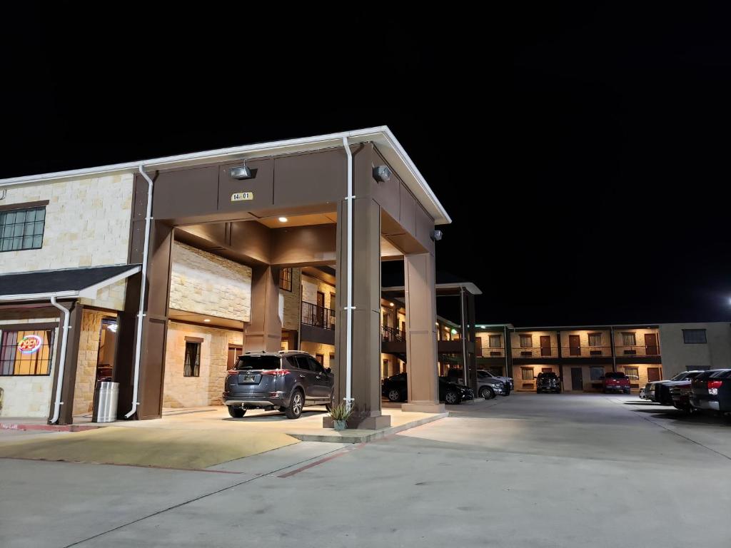 Lux Inn and Suites - image 3