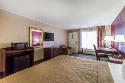 Quality Inn - image 10