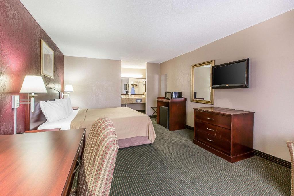 Quality Inn - image 7