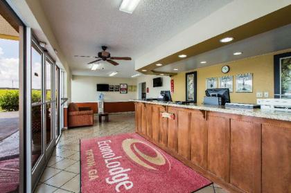 Red Roof Inn - image 3