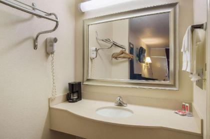 Red Roof Inn - image 5