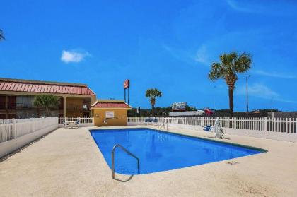 Red Roof Inn - image 7