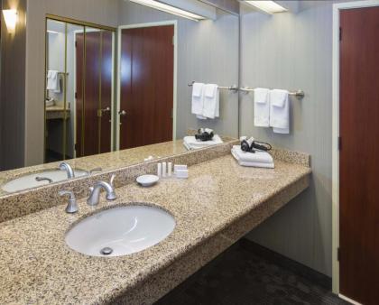 Courtyard by Marriott Portland Tigard - image 2