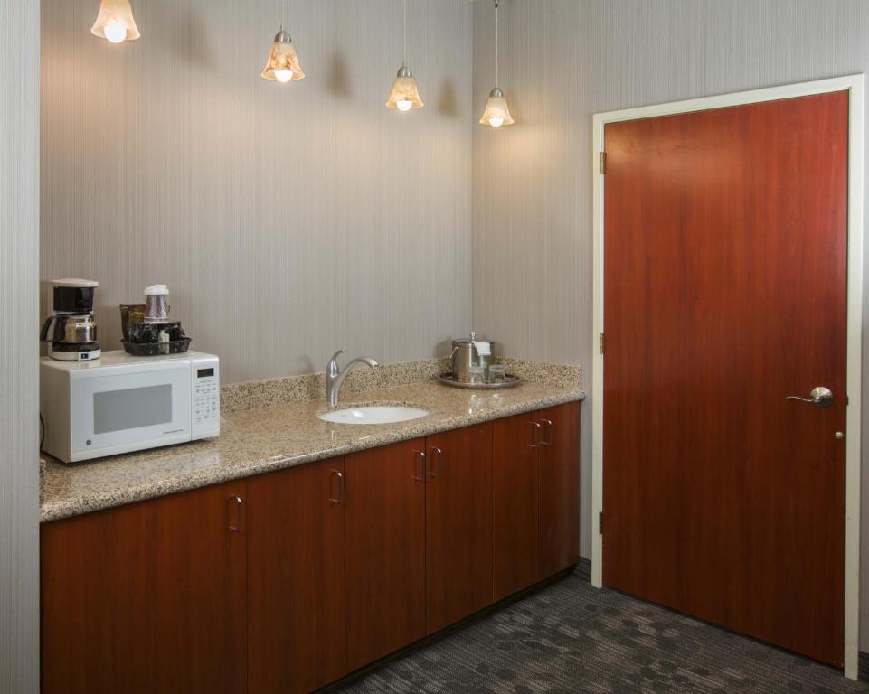 Courtyard by Marriott Portland Tigard - image 3