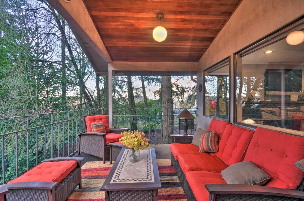 Tigard Retreat with Deck 15 Mins From Portland! - main image