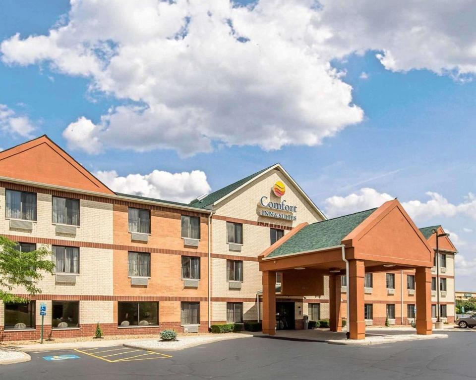 Comfort Inn & Suites near Tinley Park Amphitheater - main image