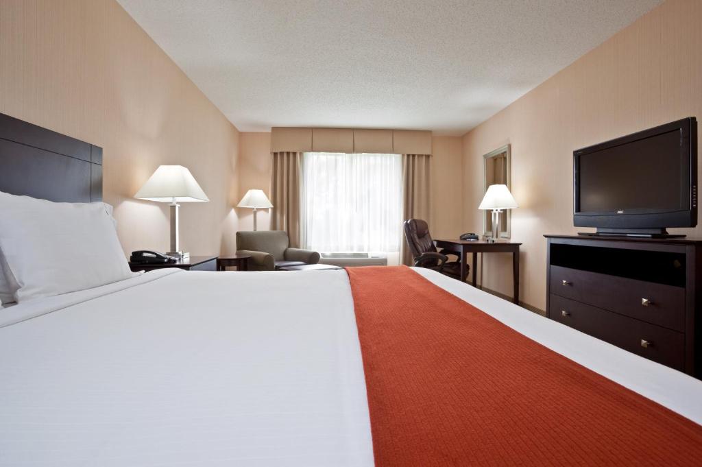 Holiday Inn Express Hotel & Suites Tipp City an IHG Hotel - image 4