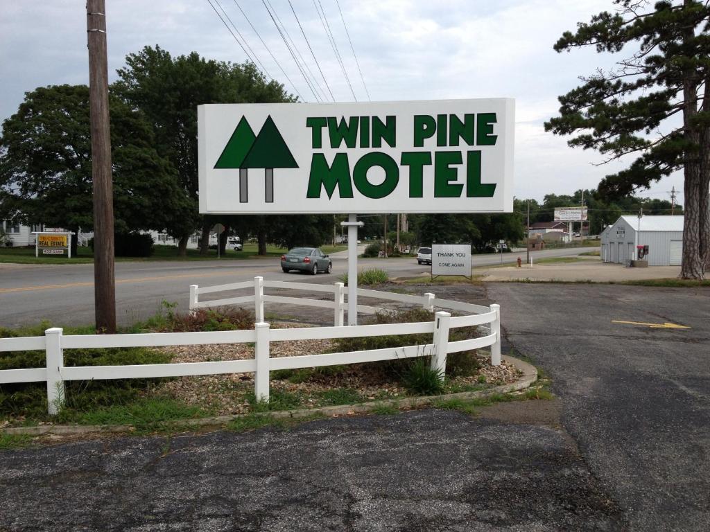 Twin Pine Motel - main image