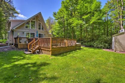 Poconos Mtn Area House with Pool Hot Tub and Golf! - image 15