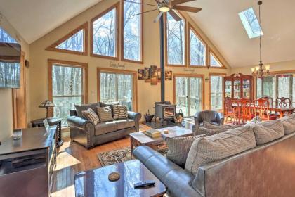 Cozy Retreat with Deck and Hot tub 20 mins to Kalahari tobyhanna