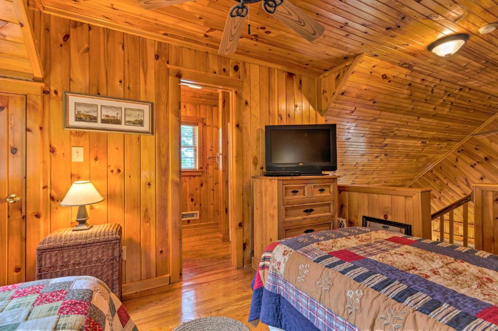 Secluded Cabin Between Boone and Blowing Rock! - image 6