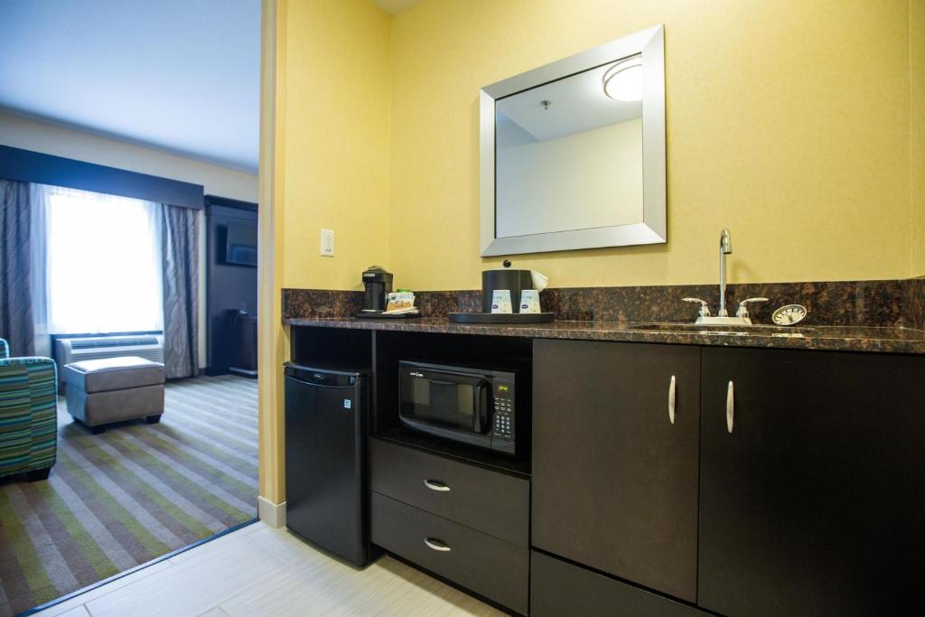 Hampton Inn & Suites Toledo/Westgate - image 6